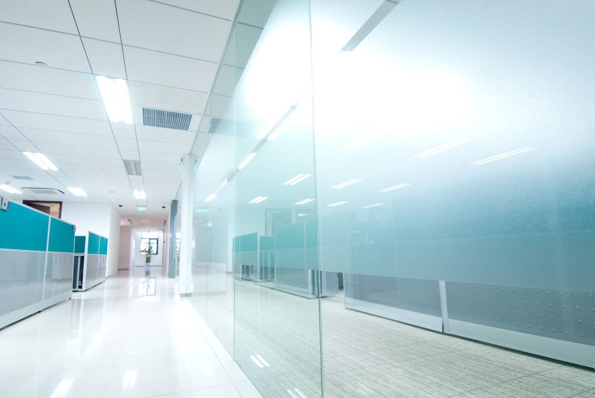 Sichtschutzfolien für Büro und Privatbereich – Professionell produziert und verklebt im Großraum Franken